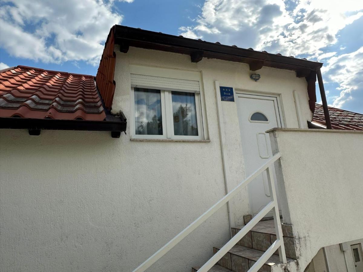 Apartmani Karlobag Exterior photo
